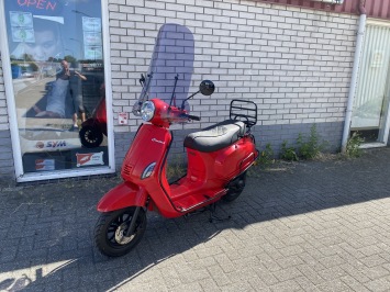 PRACHTIGE RIVA VESPA LOOK RIVA 45KM BROM ROOD BJ2024 8000KM