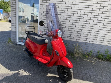 PRACHTIGE RIVA VESPA LOOK RIVA 45KM BROM ROOD BJ2024 8000KM