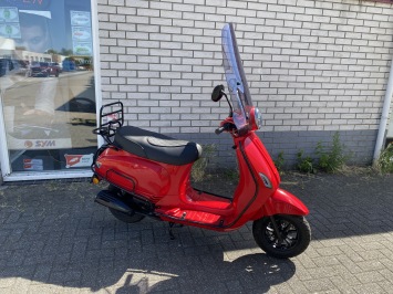 PRACHTIGE RIVA VESPA LOOK RIVA 45KM BROM ROOD BJ2024 8000KM
