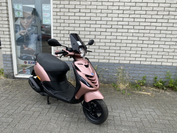 HELE JONGE PIAGGIO ZIP SP 45 4-TAKT MAT ROSE GOLD BROM BJ2024 8000KM
