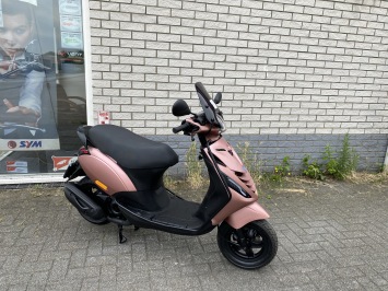 HELE JONGE PIAGGIO ZIP SP 45 4-TAKT MAT ROSE GOLD BROM BJ2024 8000KM