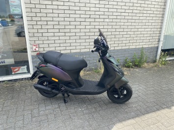 DIKKE PIAGGIO ZIP SP 45KM BROM MAT DRAGON CAMELEON BJ2021 6000KM