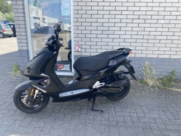 ZEER NETTE PEUGEOT SPEEDFIGHT 4 BROM 4T 45KM MAT BLACK BJ2023 7000KM