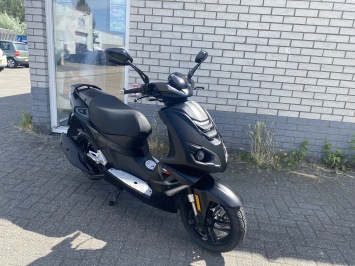 ZEER NETTE PEUGEOT SPEEDFIGHT 4 BROM 4T 45KM MAT BLACK BJ2023 7000KM