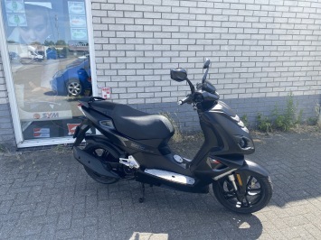 ZEER NETTE PEUGEOT SPEEDFIGHT 4 BROM 4T 45KM MAT BLACK BJ2023 7000KM