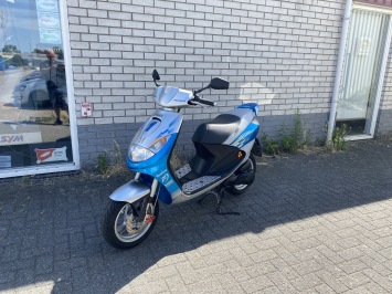 ALS NIEUWE PEUGEOT VIVACITY 2-takt MOTORSPORT bj2007 8000km