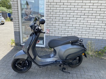 MOOIE VESPA SPRINT S 45KM BROM MAT GREY BJ2018 8000KM 4-TAKT