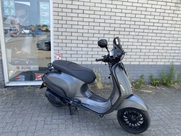 MOOIE VESPA SPRINT S 45KM BROM MAT GREY BJ2018 8000KM 4-TAKT
