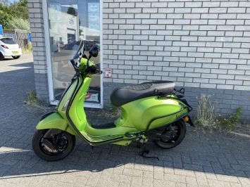 DIKKE VESPA SPRINT S 45KM BROM CANDY MAT MISTY GREEN BJ2020 9000KM