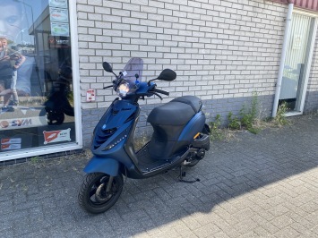 JONGE PIAGGIO ZIP SP 45 4-TAKT MAT BLAUW BROM  BJ2022 2000KM 