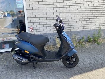JONGE PIAGGIO ZIP SP 45 4-TAKT MAT BLAUW BROM  BJ2022 2000KM 