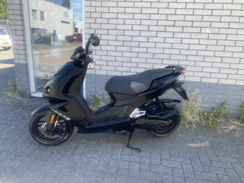 GAVE PEUGEOT SPEEDFIGHT 4 BROM 45KM BLACK EDITION BJ2019 8000KM