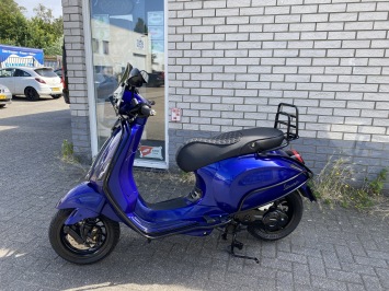 DIKKE SPECIAL VESPA SPRINT S 45KM BROM CANDY BLEU METALIC BJ2024 8000KM 