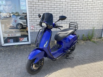 DIKKE SPECIAL VESPA SPRINT S 45KM BROM CANDY BLEU METALIC BJ2024 8000KM 
