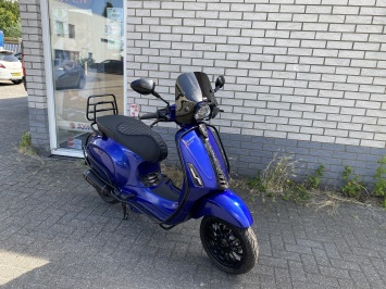 DIKKE SPECIAL VESPA SPRINT S 45KM BROM CANDY BLEU METALIC BJ2024 8000KM 