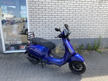 DIKKE SPECIAL VESPA SPRINT S 45KM BROM CANDY BLEU METALIC BJ2024 8000KM 