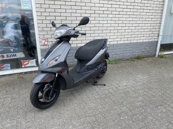 MOOIE PIAGGIO NEW FLY 45KM BROM MAT GRIJS  BJ2014 6000KM
