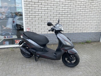 MOOIE PIAGGIO NEW FLY 45KM BROM MAT GRIJS  BJ2014 6000KM