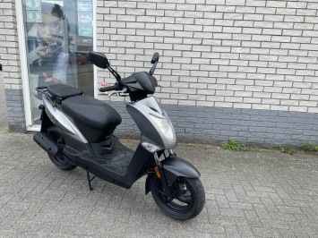LEUKE KYMCO AGILTY 45 OF 25KM GRIJS BJ2008 10.000KM