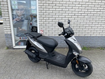 LEUKE KYMCO AGILTY 45 OF 25KM GRIJS BJ2008 10.000KM