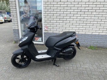 JONGE PEUGEOT KISBEE 45KM BROM BLACK EDITION BJ2025 4000KM