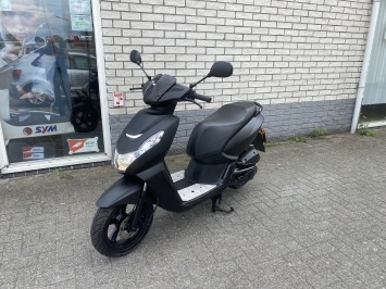 JONGE PEUGEOT KISBEE 45KM BROM BLACK EDITION BJ2025 4000KM