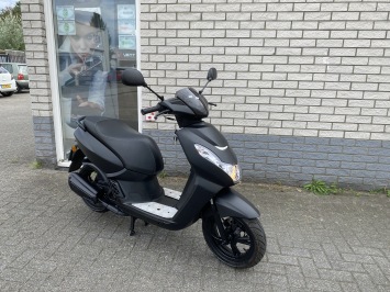JONGE PEUGEOT KISBEE 45KM BROM BLACK EDITION BJ2025 4000KM