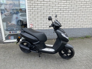 JONGE PEUGEOT KISBEE 45KM BROM BLACK EDITION BJ2025 4000KM