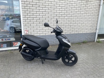 MOOIE PEUGEOT KISBEE 45KM BROM BLACK EDITIE 4T BJ2020 7000KM 