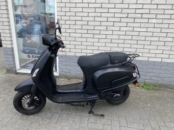 JONGE AGM SENSO VX RIVA 45KM 4TAKT BROM MAT ZWART 2023 9000KM