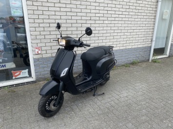 JONGE AGM SENSO VX RIVA 45KM 4TAKT BROM MAT ZWART 2023 9000KM