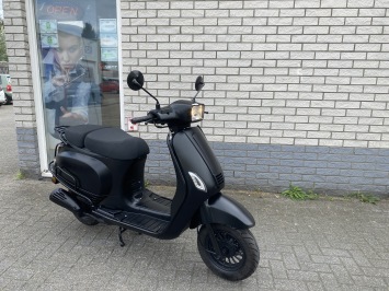 JONGE AGM SENSO VX RIVA 45KM 4TAKT BROM MAT ZWART 2023 9000KM