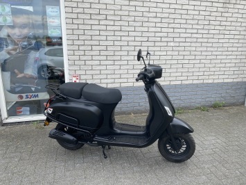 JONGE AGM SENSO VX RIVA 45KM 4TAKT BROM MAT ZWART 2023 9000KM