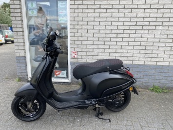 DIKKE VESPA SPRINT S 45KM BROM MAT ZWART BJ2020 9.000KM 4-TAKT