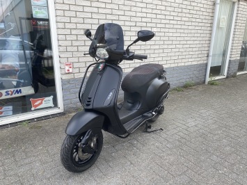 DIKKE VESPA SPRINT S 45KM BROM MAT ZWART BJ2020 9.000KM 4-TAKT