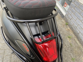 DIKKE VESPA SPRINT S 45KM BROM MAT ZWART BJ2020 9.000KM 4-TAKT