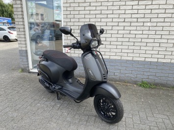 DIKKE VESPA SPRINT S 45KM BROM MAT ZWART BJ2020 9.000KM 4-TAKT