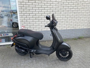 DIKKE VESPA SPRINT S 45KM BROM MAT ZWART BJ2020 9.000KM 4-TAKT