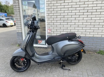 DIKKE VESPA SPRINT S 45KM BROM MAT GRIJS BJ2020 9.000KM 4-TAKT