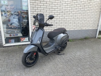 DIKKE VESPA SPRINT S 45KM BROM MAT GRIJS BJ2020 9.000KM 4-TAKT