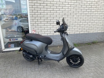 DIKKE VESPA SPRINT S 45KM BROM MAT GRIJS BJ2020 9.000KM 4-TAKT