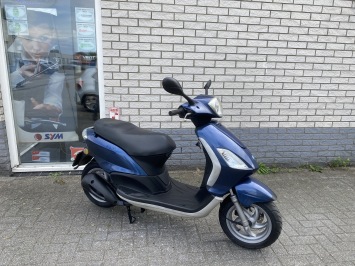 MOOIE PIAGGIO FLY 125CC MOTOR KENTEKEN BJ2015 8000KM