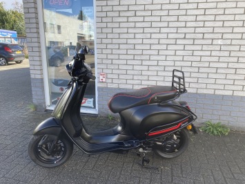 DIKKE VESPA SPRINT S 45KM 4-TAKT BROM MAT BLACK 9.000KM BJ2021