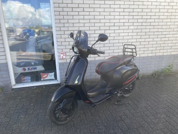 DIKKE VESPA SPRINT S 45KM 4-TAKT BROM MAT BLACK 9.000KM BJ2021