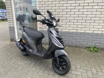 DIKKE PIAGGIO ZIP SP 45KM BROM FULL CARBON BJ2006 10.000KM