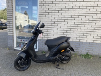 MOOIE PIAGGIO ZIP SP 45 4-TAKT MAT BLACK BROM BJ2015 10.000KM