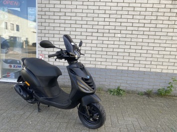 MOOIE PIAGGIO ZIP SP 45 4-TAKT MAT BLACK BROM BJ2015 10.000KM