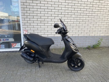 MOOIE PIAGGIO ZIP SP 45 4-TAKT MAT BLACK BROM BJ2015 10.000KM