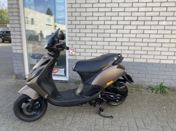 LEUKE PIAGGIO ZIP 2P 45KM BROM MAT BRUIN BJ2011 5000KM