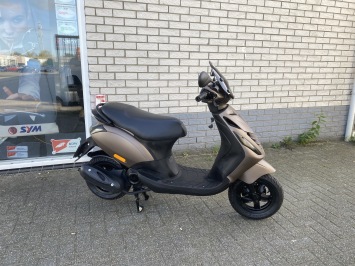 LEUKE PIAGGIO ZIP 2P 45KM BROM MAT BRUIN BJ2011 5000KM